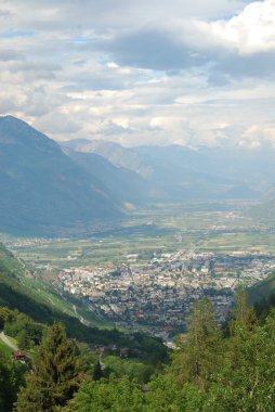 martigny İsviçre Alpleri'nde Yeşil Vadi.