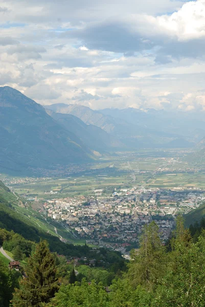 La verde valle di Martigny nelle Alpi svizzere . — Foto Stock