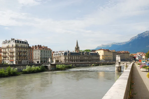 Blick auf Grenoble mit dem breiten Fluss isere. — Stockfoto