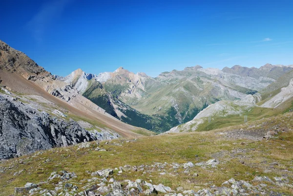 Sommer-Blick auf die zentralen Pyrenäen. — Stockfoto