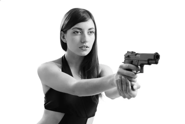Mooie vrouw, pogend een pistool. — Stockfoto