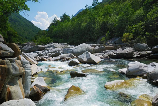 Berg rivier verzaska in zomer Alpen. — Stockfoto