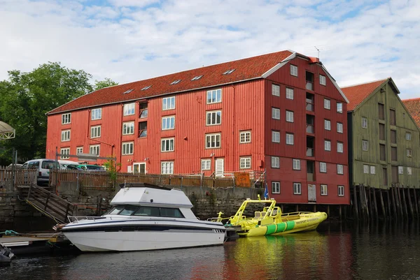 Almacenes restaurados sobre pilotes sobre el río en Trondheim . —  Fotos de Stock