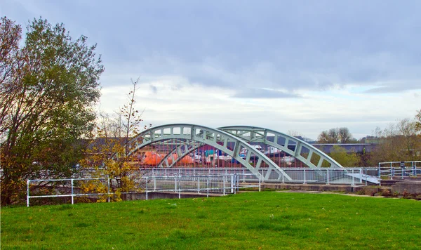 Nehir üzerinde bir su köprü — Stok fotoğraf