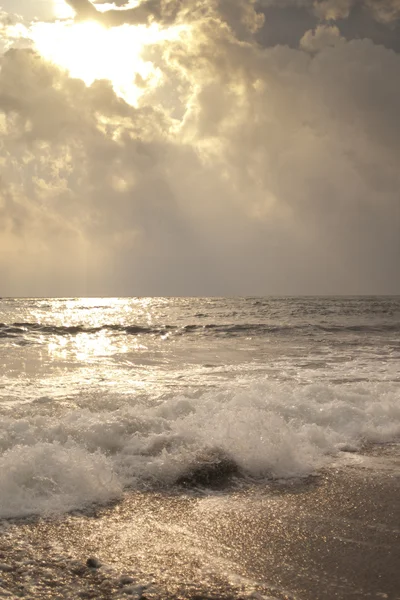 Mennyei napfény a hullámok — Stock Fotó