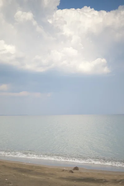 Denizin üzerinde beyaz bulutlar — Stok fotoğraf