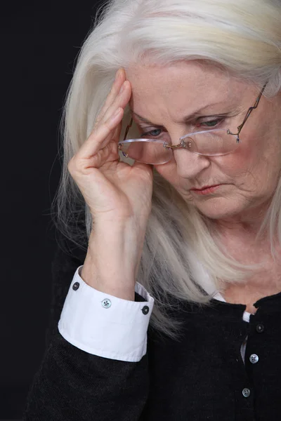 Mujer vieja con dolor de cabeza —  Fotos de Stock