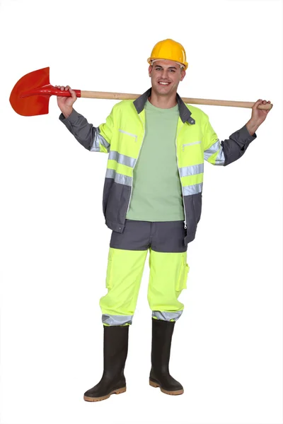 Trabalhador rodoviário segurando pá em seus ombros — Fotografia de Stock