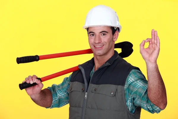 Homem com cortadores de parafuso dando o sinal OK — Fotografia de Stock