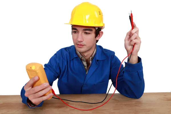 Eletricista usando testador — Fotografia de Stock