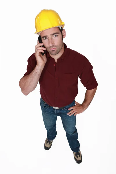 Allvarliga byggnadsarbetare på telefonen — Stockfoto