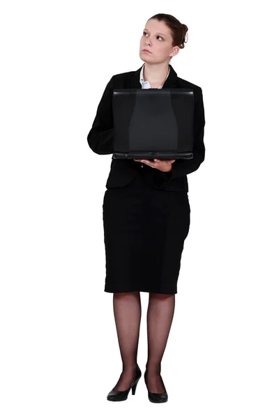 Fundersam affärskvinna stod med laptop — Stockfoto