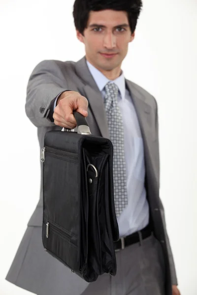 Бизнесмен отдает портфель — стоковое фото