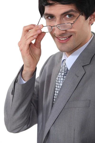 Homme d'affaires souriant enlevant ses lunettes — Photo