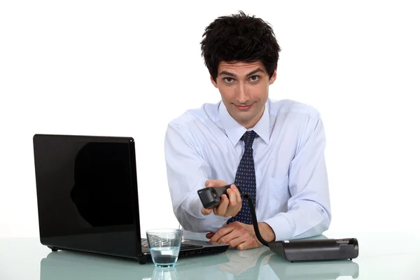 Portret van knappe zakenman die op laptop stak telefoon werkt — Stockfoto