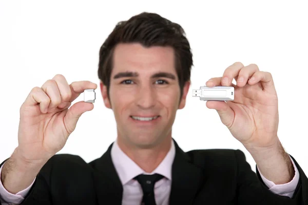 Homem segurando USB memory stick — Fotografia de Stock