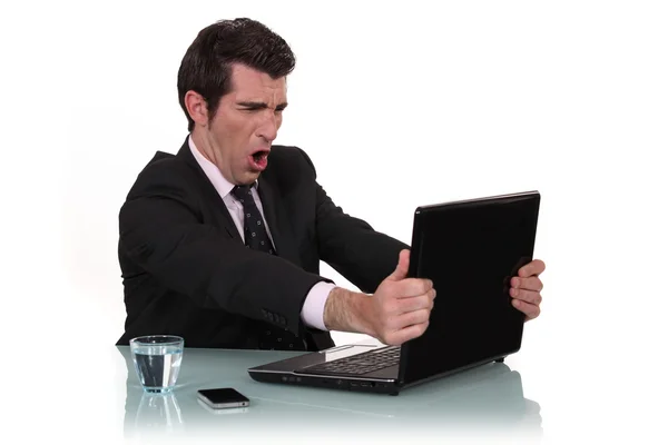 Розлючений бізнесмен перед своїм ноутбуком — стокове фото