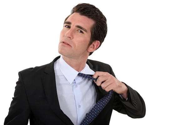 Человек развязывает галстук. — стоковое фото