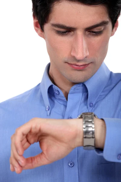 Empresário olhando para o seu relógio. — Fotografia de Stock