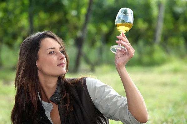 ワインのグラスを持つ女性は — ストック写真