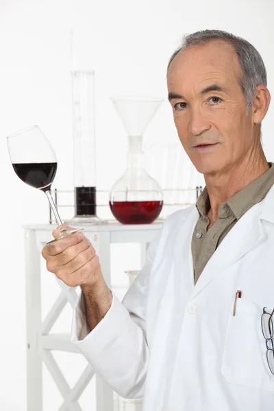 Kelner wina Wyświetlono kieliszek wina — Zdjęcie stockowe