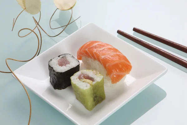 Liten tallrik sushi — Stockfoto