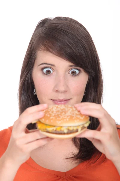 Esmer kız saldırıya burger — Stok fotoğraf