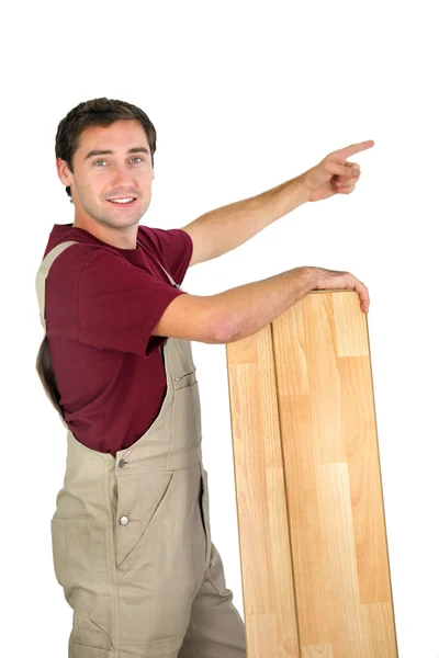 Carpinteiro apontando para espaço de cópia vazio — Fotografia de Stock