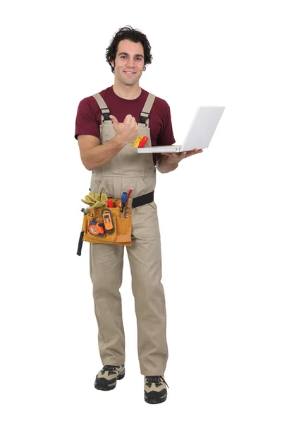 Ξυλουργός στάθηκε με φορητό υπολογιστή και δίνοντας τον αντίχειρας-επάνω — Φωτογραφία Αρχείου
