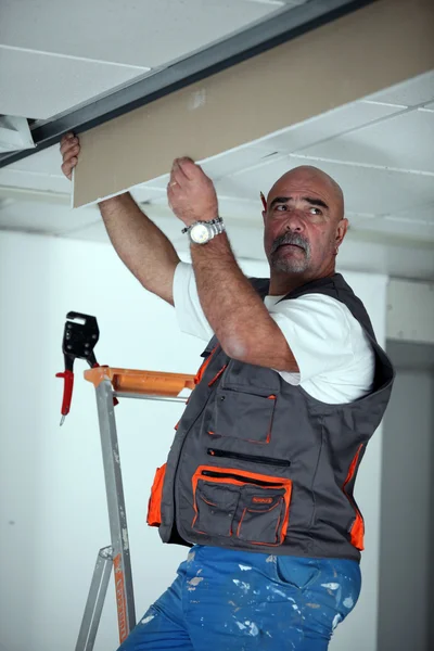 体力工人修理天花板面板 — 图库照片
