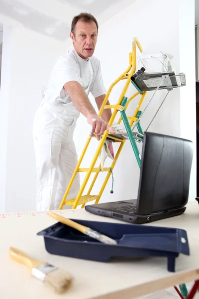 Decorator looking at his laptop — Stock Photo, Image