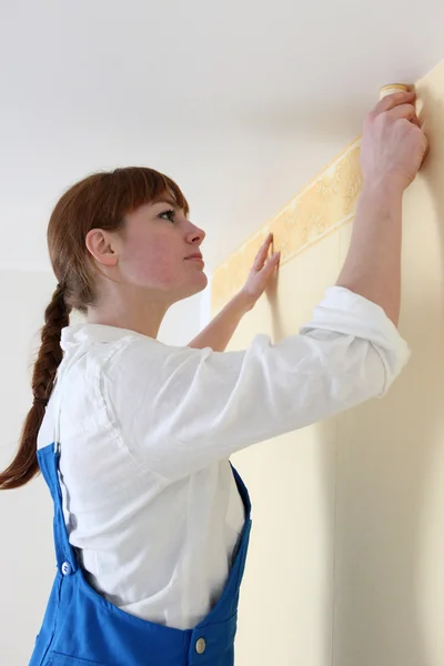 여자 접착제로 붙이는 벽지 테두리 — 스톡 사진