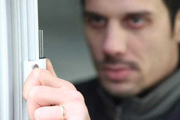 Mann montiert neue Kunststofffenster — Stockfoto
