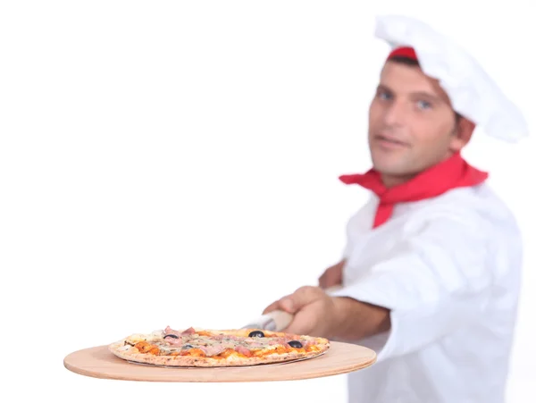 Koch serviert Pizza — Stockfoto