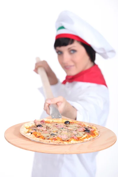 Πίτσα σεφ με μια ξύλινη φλούδα — Φωτογραφία Αρχείου
