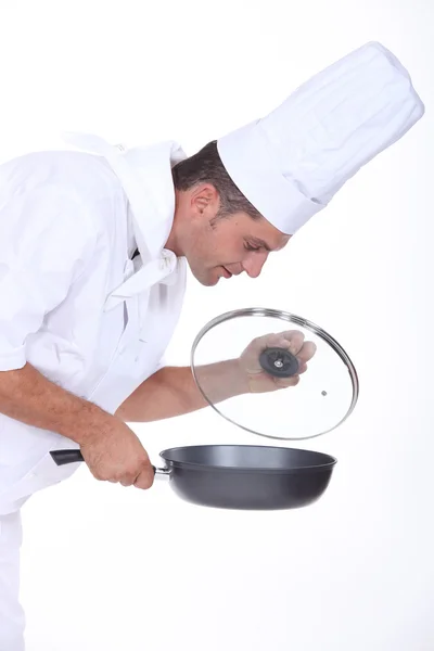 Koch hält Pfanne in der Hand — Stockfoto