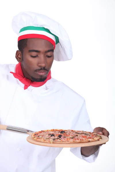 Pizza kuchař s deskou trouba — Stock fotografie