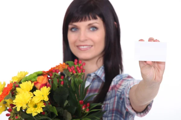 Kvinna levererar blommor — Stockfoto