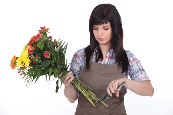 Florist cutting stems off flowers — Stock Photo, Image