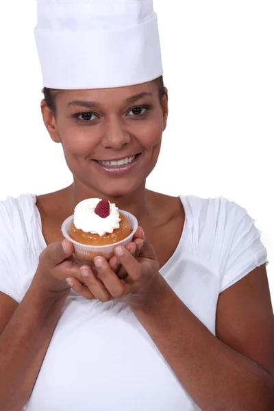 Chef-kok pronken met een cupcake en lettertjes — Stockfoto