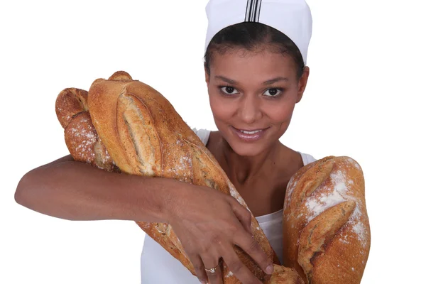 Pracovník pekárny s chlebem — Stock fotografie