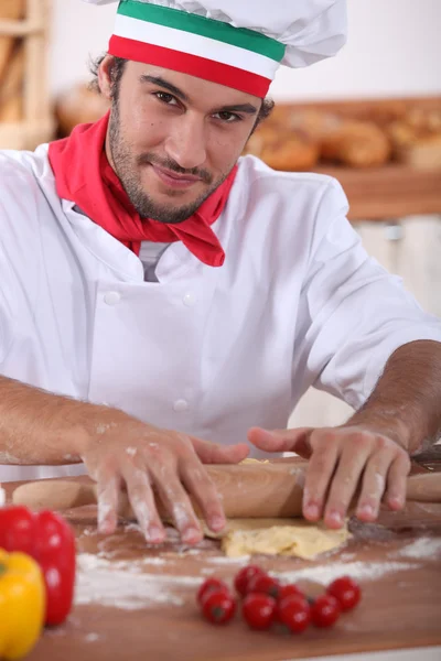 Těsto na pizzu kuchař kneeding — Stock fotografie