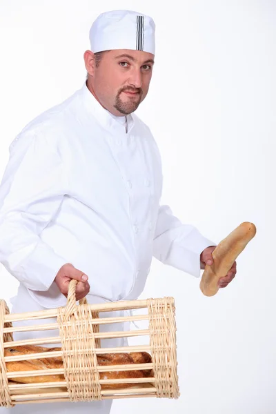 Baker brengen een mand met brood — Stockfoto