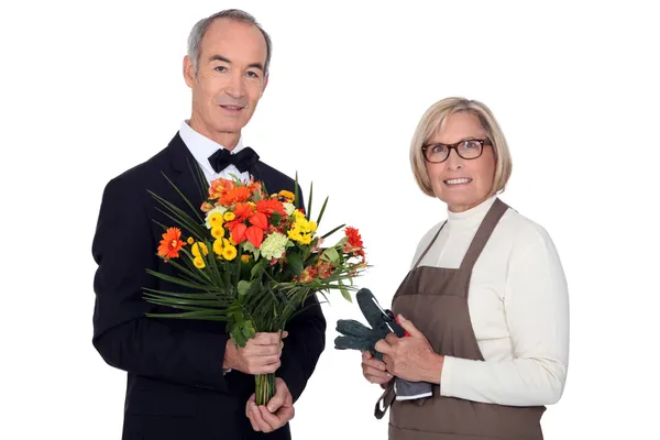 Homem recebendo flores de florista — Fotografia de Stock