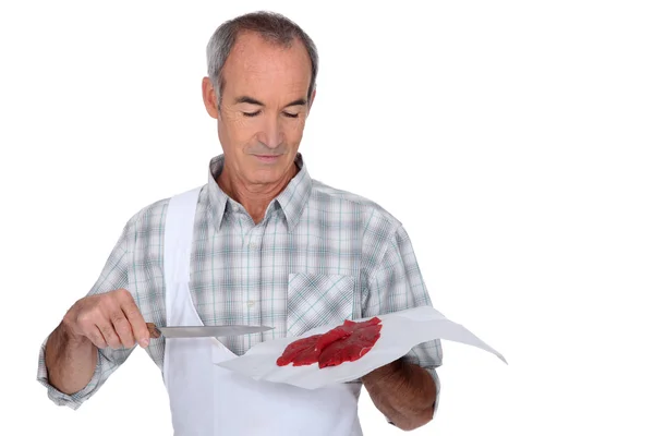 Řezník drží červené maso — Stock fotografie