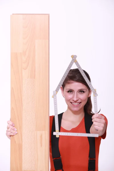 Retrato de uma mulher com prancha de madeira — Fotografia de Stock