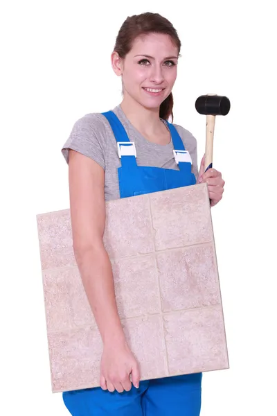 Young woman holding tiles an a hammer — Stock Photo, Image