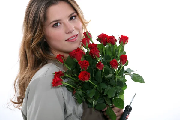 Frau mit einem Strauß roter Rosen — Stockfoto