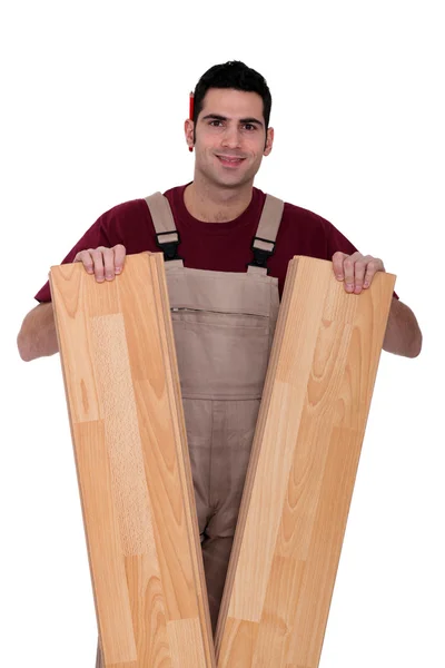 Ένας ξυλουργός δείχνει floorboards — Φωτογραφία Αρχείου