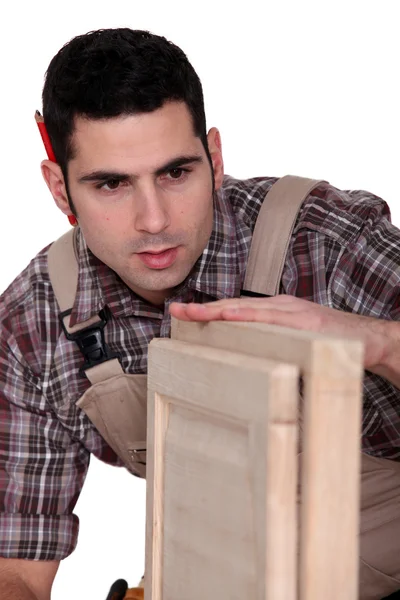 Carpinteiro construindo um armário — Fotografia de Stock